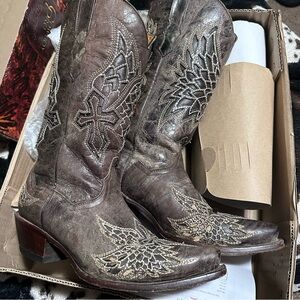 Brown Western Cowboy Boots with Embroidered Design
